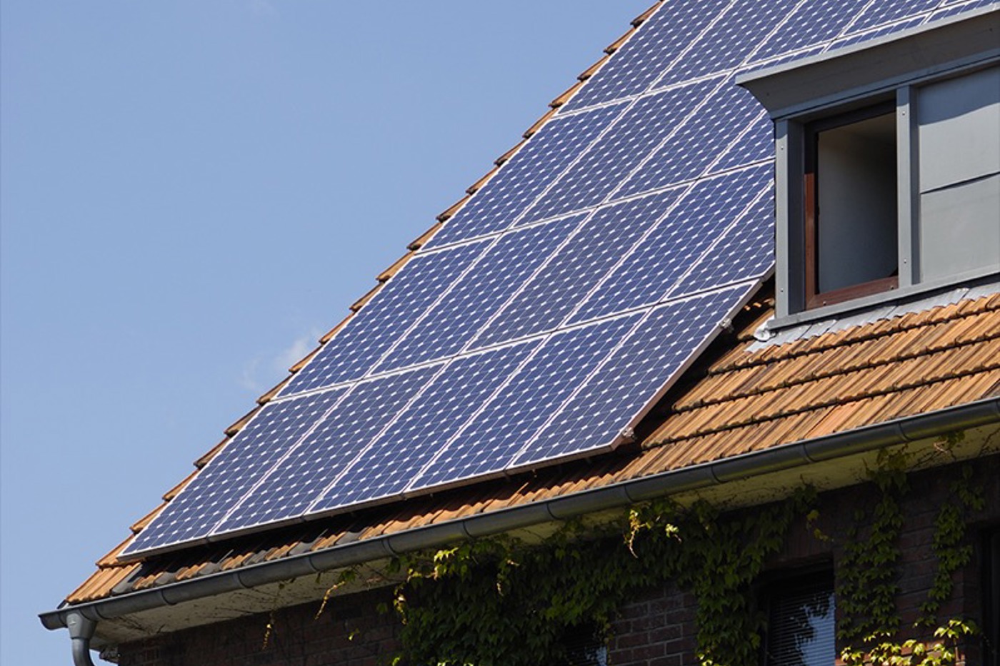 Es braucht dringend einen Ausbau der Photovoltaik auf Gebäuden und Infrastrukturen. © istock