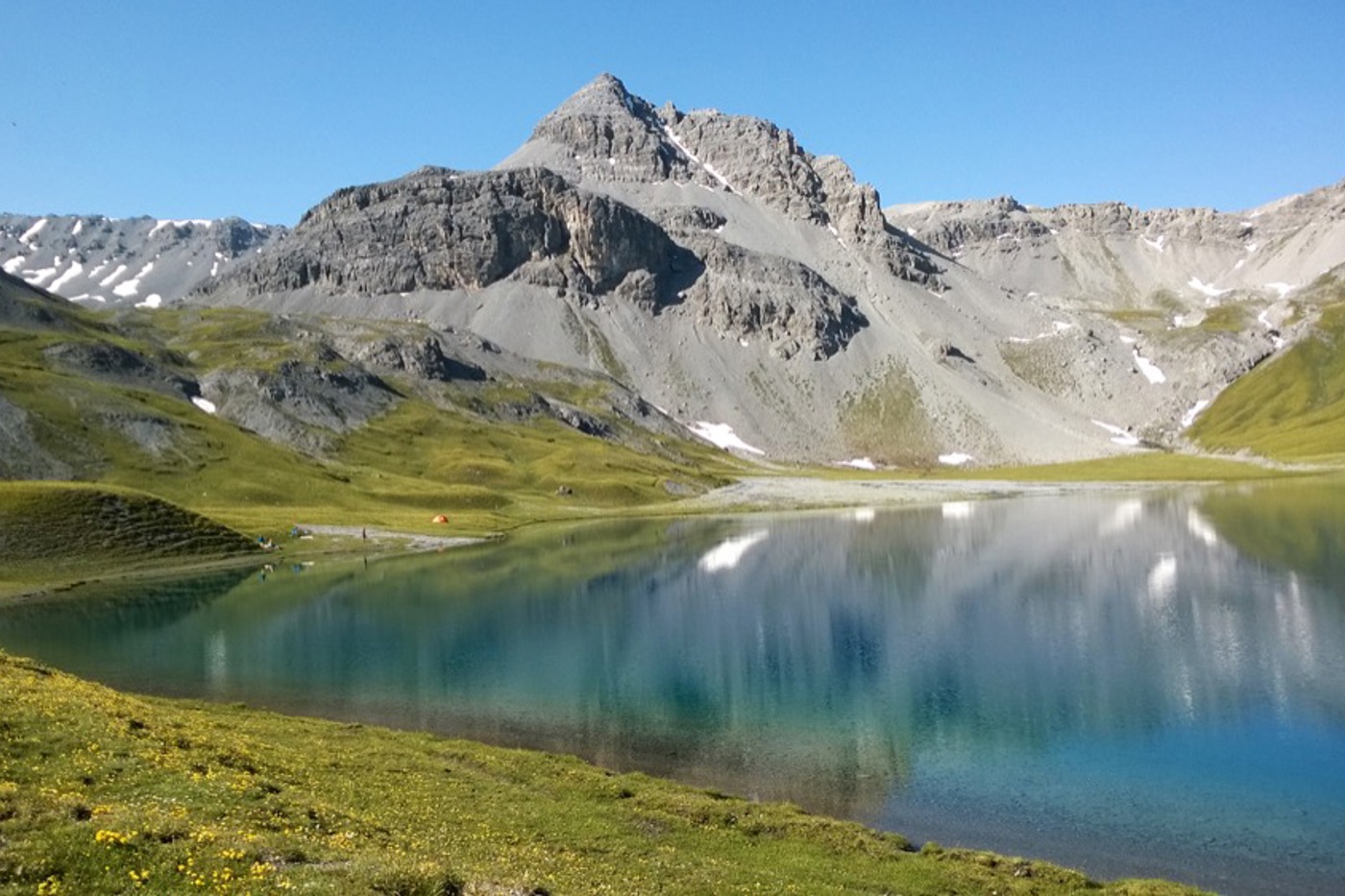 In der Val Müstair lassen sich die unterschiedlichsten Lebensräume entdecken: hier der Bergsee Lai da Rims. © Beat Wartmann