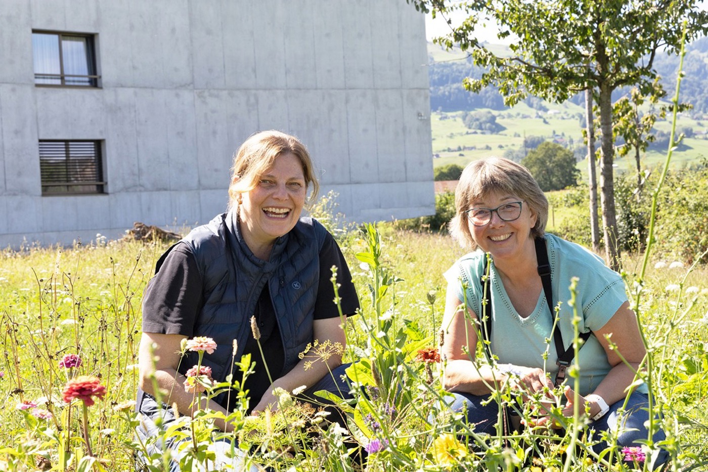 Eva-Maria Vogt (l.) und Irene Kägi sind stolz auf die aufgewertete Fläche um das Seniorenzentrum Brunnenhof.  © Dario Pollice (2)