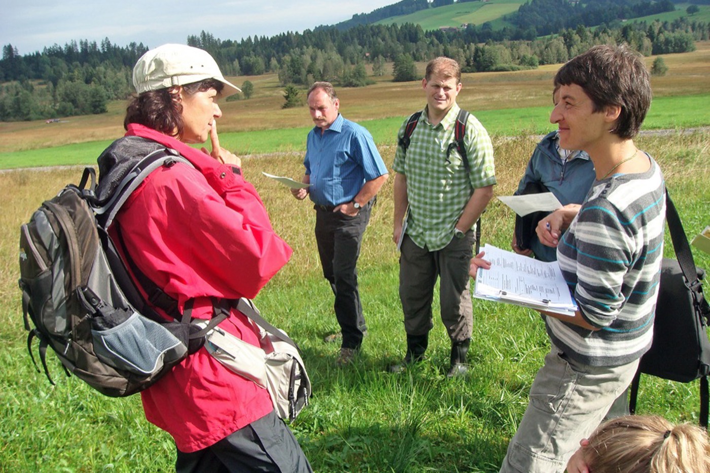 Bei der konkreten Umsetzung des Naturschutzes spielen die Fachstellen eine entscheidende Rolle. Hier diskutiert Annemarie Sandor (rechts), Leiterin der Naturschutzfachstelle des Kantons Schwyz, über Schutzmassnahmen. © BirdLife Schweiz