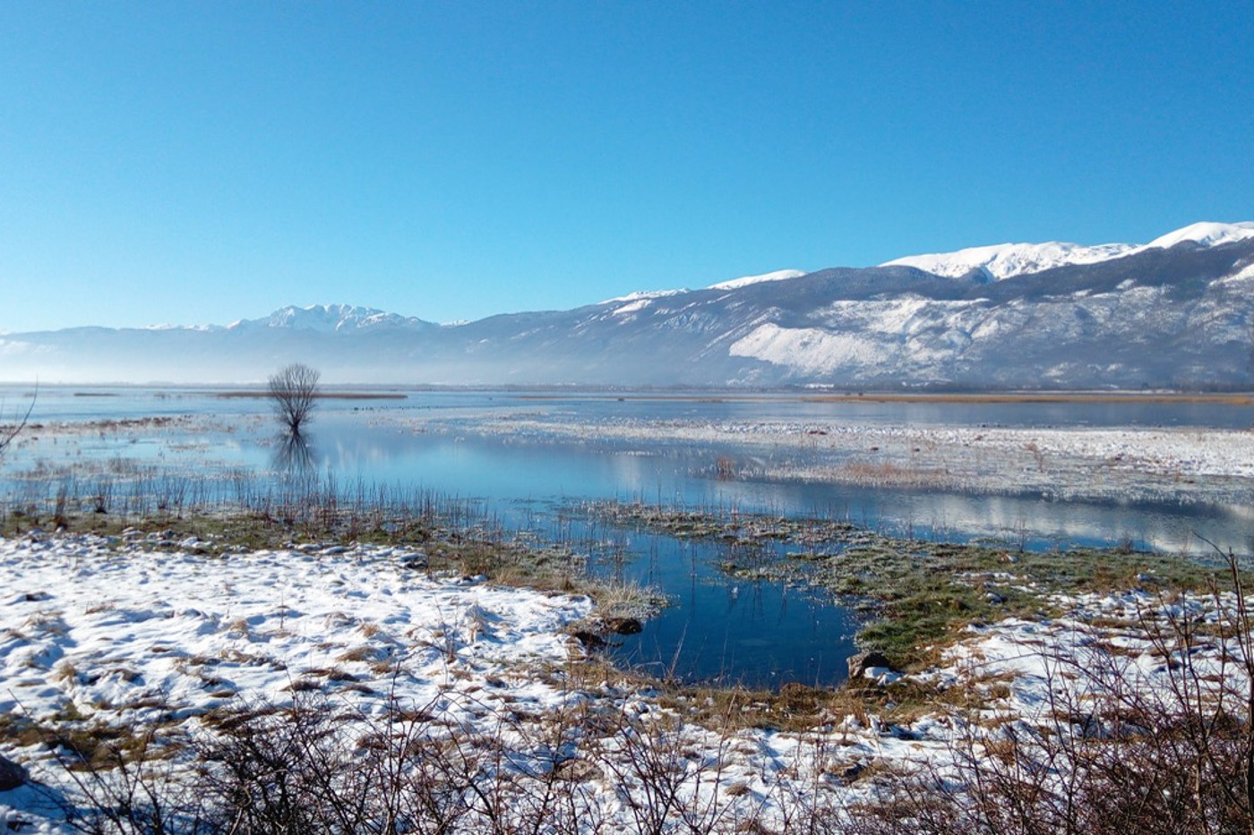 Während der Hochwassersaison im Winter und Frühling bilden sich in einigen Karstfeldern Seen. Im Bild der Ždralovac-See in der Livanjsko Polje. © Goran Topić