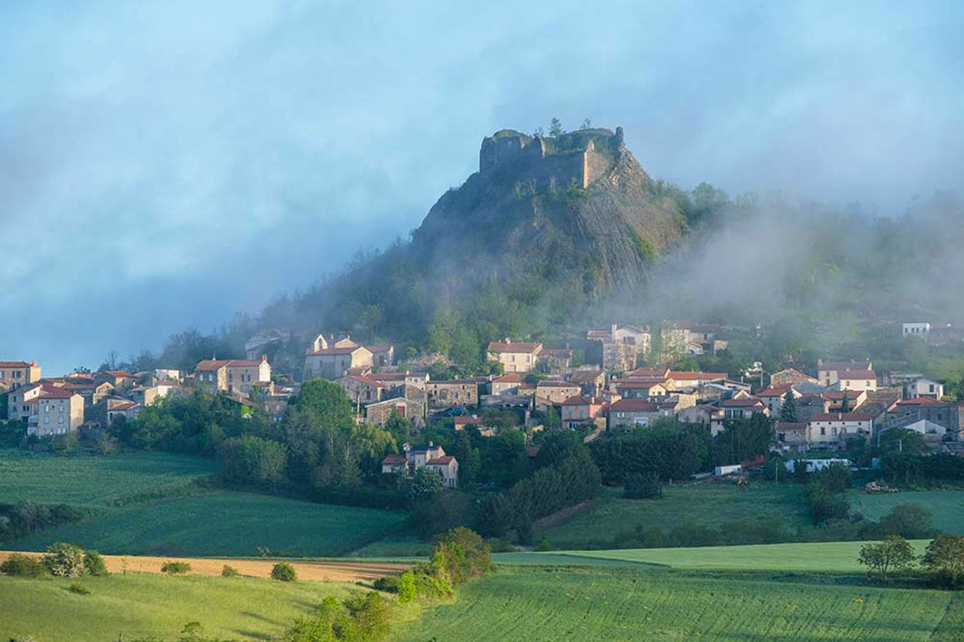 Das Städtchen Buron liegt mitten in der Vulkanlandschaft der Auvergne, 120 km westlich von Lyon. © Christian Guy/mauritius Das Städtchen Buron liegt mitten in der Vulkanlandschaft der Auvergne, 120 km westlich von Lyon. © Christian Guy/mauritius