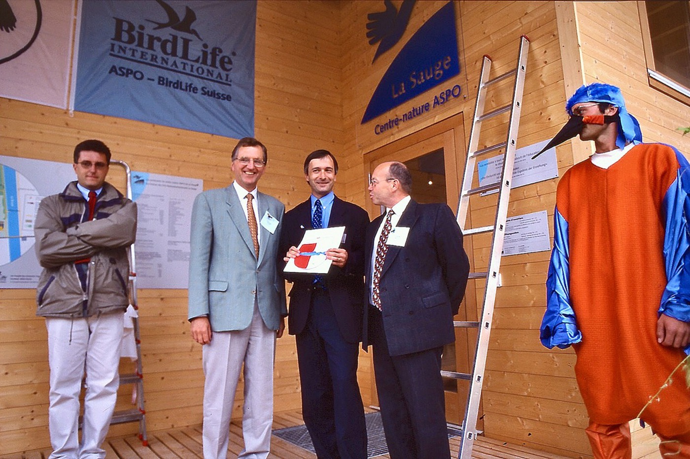 Prominenz an der Eröffnungsfeier am 9.6.2001, von links: Carl'Antonio Balzari (heute stv. Leiter Naturzentrum La Sauge), Philippe Roch (Direktor BUWAL), François Turrian und Claude Roulin (Gemeindepräsent von Cudrefin). © BirdLife Schweiz Prominenz an der Eröffnungsfeier am 9.6.2001, von links: Carl'Antonio Balzari (heute stv. Leiter Naturzentrum La Sauge), Philippe Roch (Direktor BUWAL), François Turrian und Claude Roulin (Gemeindepräsent von Cudrefin). © BirdLife Schweiz