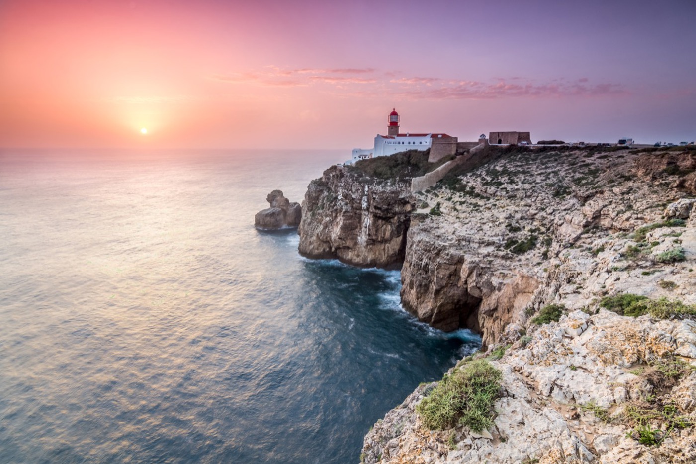 Der Leuchtturm am Cabo de São Vicente liegt westlich von Sagres. Von hier aus kann man gut Basstölpel erspähen. © iStock Der Leuchtturm am Cabo de São Vicente liegt westlich von Sagres. Von hier aus kann man gut Basstölpel erspähen. © iStock