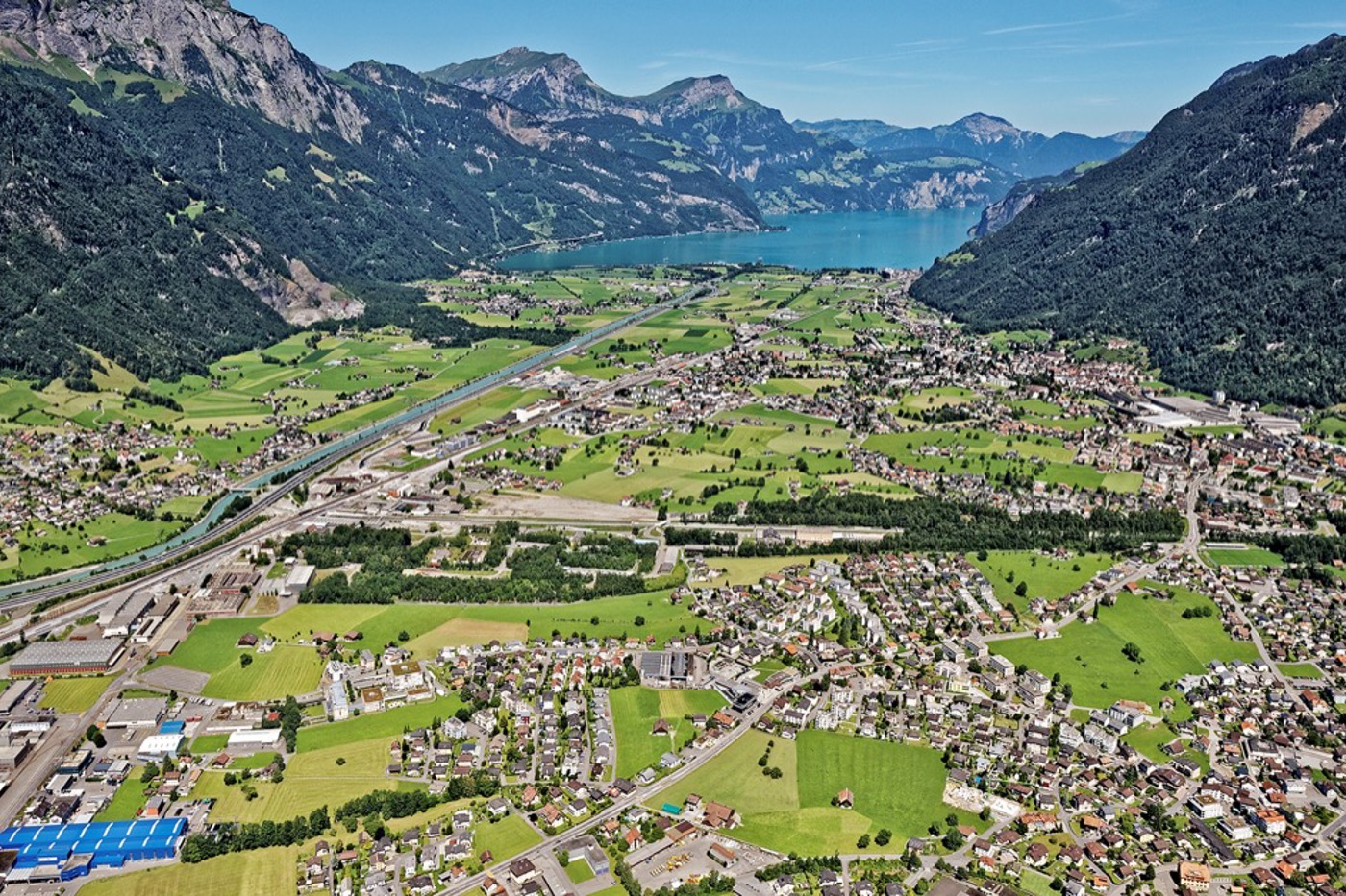 Dieses Luftbild, aufgenommen in Richtung Urnersee, zeigt, wie stark die Reussebene bei Altdorf UR zersiedelt ist. Von einem «haushälterischen» Umgang mit dem Boden kann keine Rede sein. © reportair.ch Dieses Luftbild, aufgenommen in Richtung Urnersee, zeigt, wie stark die Reussebene bei Altdorf UR zersiedelt ist. Von einem «haushälterischen» Umgang mit dem Boden kann keine Rede sein. © reportair.ch