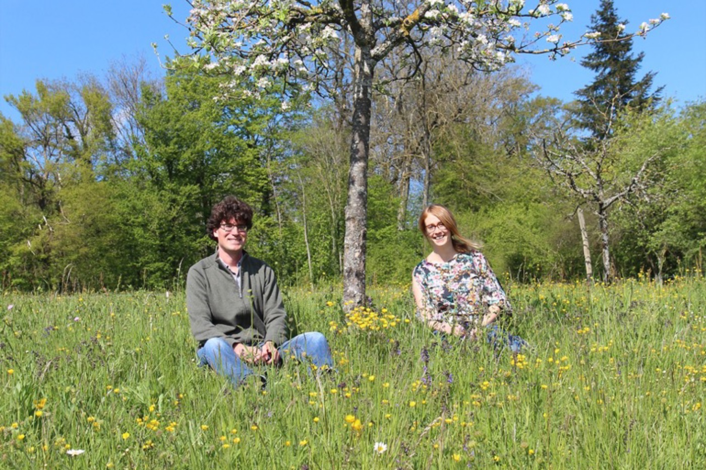Benjamin Kämpfen und Fiorella Ruchti teilen sich das Präsidium des NVV Höngg. Dank umsichtiger Pflege konnte die BirdLife-Sektion den Artenreichtum auf dieser Wiese deutlich steigern. © Daniela Pauli (alle) Benjamin Kämpfen und Fiorella Ruchti teilen sich das Präsidium des NVV Höngg. Dank umsichtiger Pflege konnte die BirdLife-Sektion den Artenreichtum auf dieser Wiese deutlich steigern. © Daniela Pauli (alle)