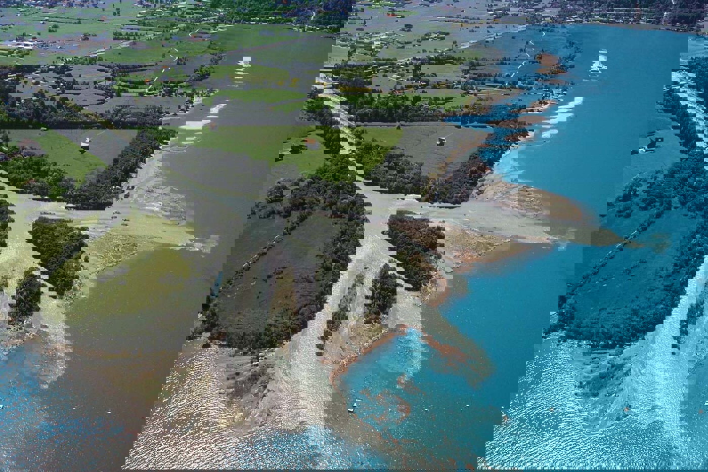 Das Reussdelta im Jahr 2005. Im oberen Teil des Bildes sind die aufgeschütteten Inseln zu sehen. Die drei vorderen Inseln sind die zugänglichen Badeinseln, die drei hinteren die Naturschutzinseln mit der Ringinsel in der Mitte. © Archiv Seeschüttung Das Reussdelta im Jahr 2005. Im oberen Teil des Bildes sind die aufgeschütteten Inseln zu sehen. Die drei vorderen Inseln sind die zugänglichen Badeinseln, die drei hinteren die Naturschutzinseln mit der Ringinsel in der Mitte. © Archiv Seeschüttung