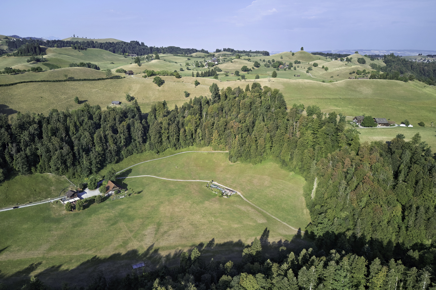 Ausgetrocknete Drumlinlandschaft bei Menzingen (ZG). © mauritius images
