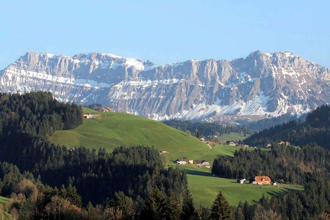Vom Entlebuch aus präsentiert sich die Hohgant-Kette als imposanter und abweisender Felsriegel. © Bruno Schmidiger/Alamy Vom Entlebuch aus präsentiert sich die Hohgant-Kette als imposanter und abweisender Felsriegel. © Bruno Schmidiger/Alamy