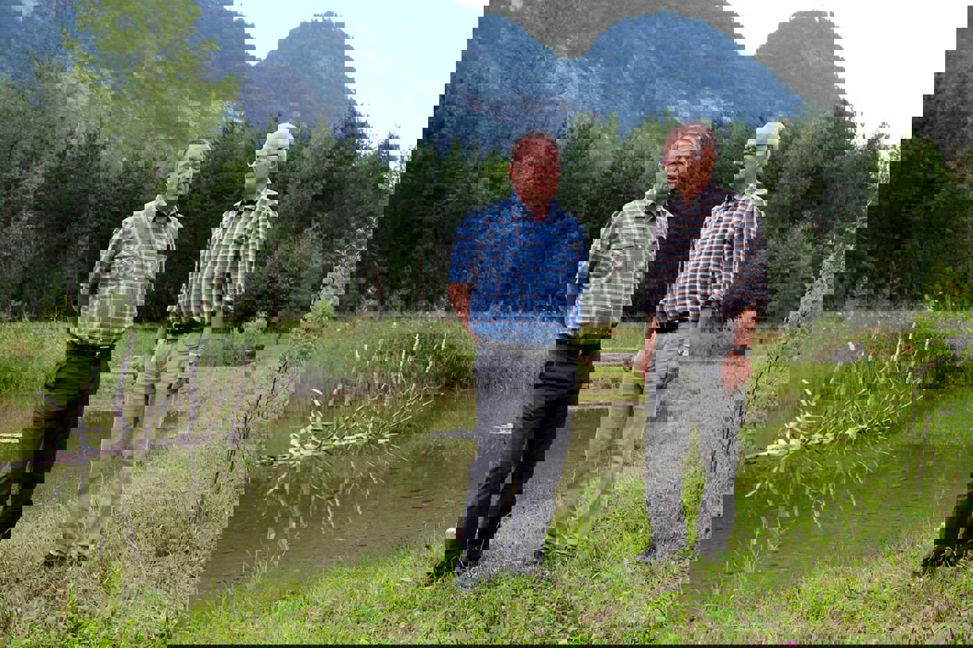 Der aktuelle Präsident des Vogelschutzes Landquart, Stefan Linder (links), und sein Vorgänger Simon Persenico im aufgewerteten Biotop Gandalöser. Bis das Gebiet zum ökologischen Juwel wurde, waren Beharrlichkeit und Verhandlungsgeschick nötig – und viele tatkräftige Einsätze der Vereinsmitglieder. © SVS