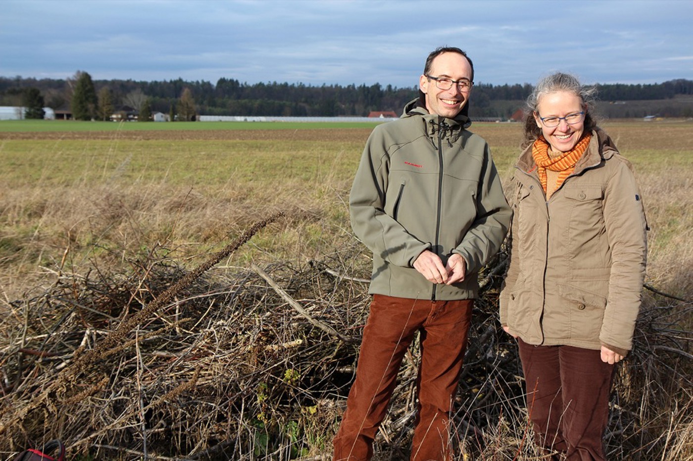 Matthias Griesser, der Präsident des Andelfinger Naturschutzvereins, einer BirdLife-Sektion im Zürcher Weinland, und Projektleiterin Beatrice Peter haben allen Grund zum Strahlen: Sie konnten bereits mehr als zwanzig Landwirte motivieren, Massnahmen zur Förderung der Feldlerche umzusetzen. © Herbert Rosenbach Matthias Griesser, der Präsident des Andelfinger Naturschutzvereins, einer BirdLife-Sektion im Zürcher Weinland, und Projektleiterin Beatrice Peter haben allen Grund zum Strahlen: Sie konnten bereits mehr als zwanzig Landwirte motivieren, Massnahmen zur Förderung der Feldlerche umzusetzen. © Herbert Rosenbach